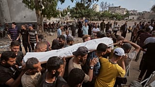 يحمل المشيعون جثمان رجل فلسطيني قُتل أثناء توجهه إلى مركز توزيع المساعدات، خلال جنازته في مدينة غزة