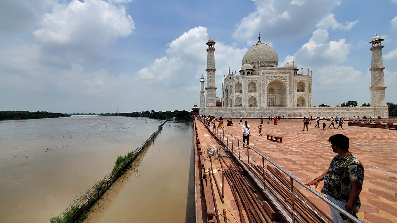 Yamuna nehri 2023'teki aşırı muson yağmurlarının ardından Tac Mahal'in yanında yükseldi.