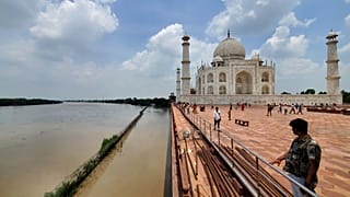 El río Yamuna creció junto al Taj Mahal tras las lluvias monzónicas extremas de 2023.