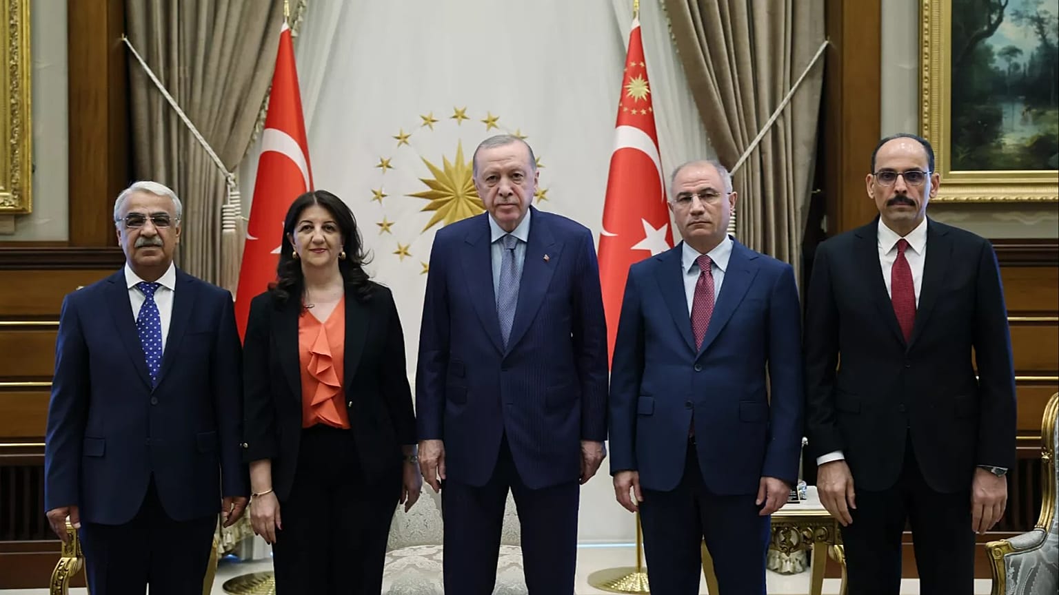 Cumhurbaşkanı Recep Tayyip Erdoğan ve beraberindeki Efkan Ala ile MİT Başkanı İbrahim Kalın Pervin Buldan ve Mithat Sancar'dan oluşan DEM Parti İmralı Heyeti ile görüştü. 