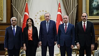 Cumhurbaşkanı Recep Tayyip Erdoğan ve beraberindeki Efkan Ala ile MİT Başkanı İbrahim Kalın Pervin Buldan ve Mithat Sancar'dan oluşan DEM Parti İmralı Heyeti ile görüştü. 