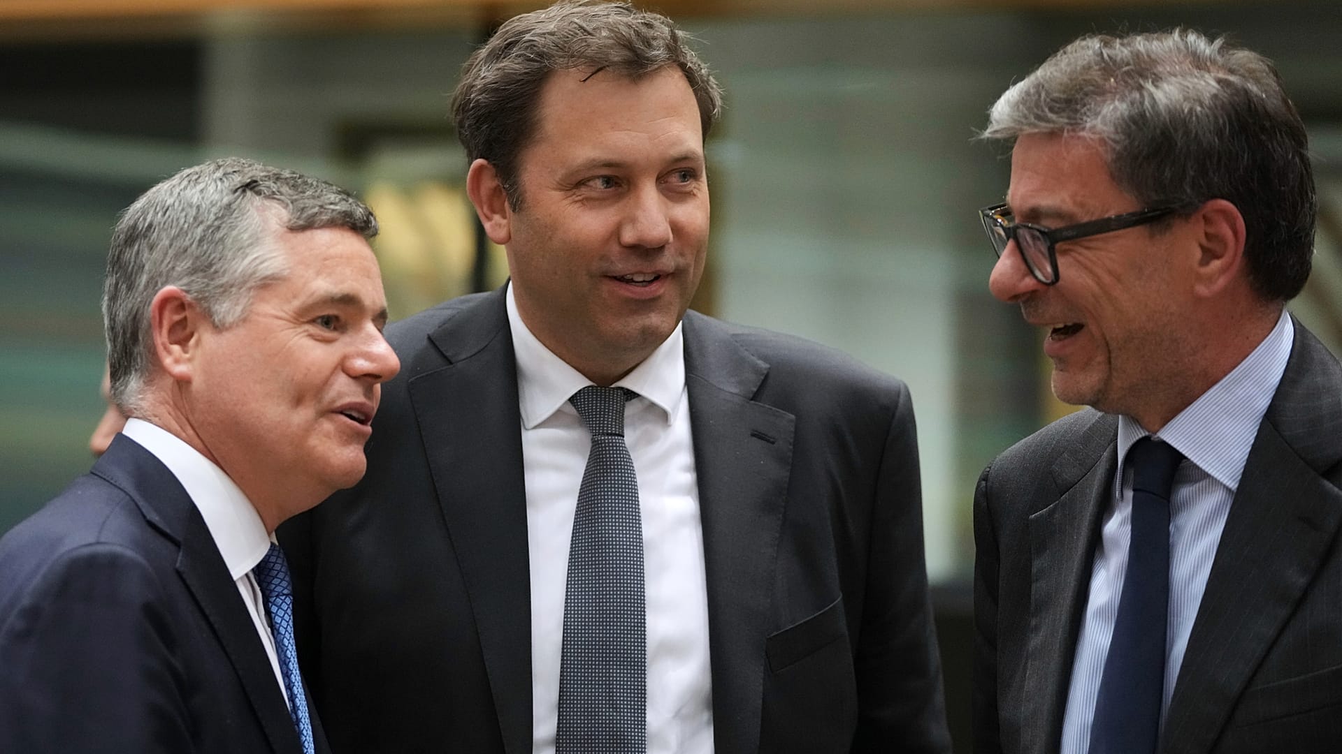 El ministro de Finanzas alemán (centro) habla con el presidente del Eurogrupo, Paschal Donohoe (izquierda), y el ministro de Finanzas italiano en Bruselas, el 12 de mayo.