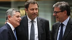 El ministro de Finanzas alemán (centro) habla con el presidente del Eurogrupo, Paschal Donohoe (izquierda), y el ministro de Finanzas italiano en Bruselas, el 12 de mayo.