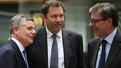 El ministro de Finanzas alemán (centro) habla con el presidente del Eurogrupo, Paschal Donohoe (izquierda), y el ministro de Finanzas italiano en Bruselas, el 12 de mayo.