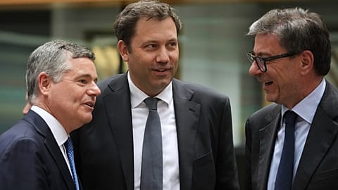El ministro de Finanzas alemán (centro) habla con el presidente del Eurogrupo, Paschal Donohoe (izquierda), y el ministro de Finanzas italiano en Bruselas, el 12 de mayo.