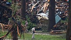 Beamte durchkämmen die Ufer des Guadalupe River, nachdem eine Sturzflut am Samstag, den 5. Juli 2025, in Hunt, Texas, über das Gebiet hinweggefegt ist