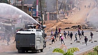 La policía utiliza cañones de agua para dispersar a los manifestantes durante las protestas por la democracia 'Saba Saba' en el barrio marginal de Kangemi en Nairobi, Kenia, el 7 de julio de 2025.