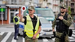 La police polonaise des frontières vérifie les véhicules à un poste de contrôle à la frontière allemande, à Slubice, en Pologne, le lundi 7 juillet 2025