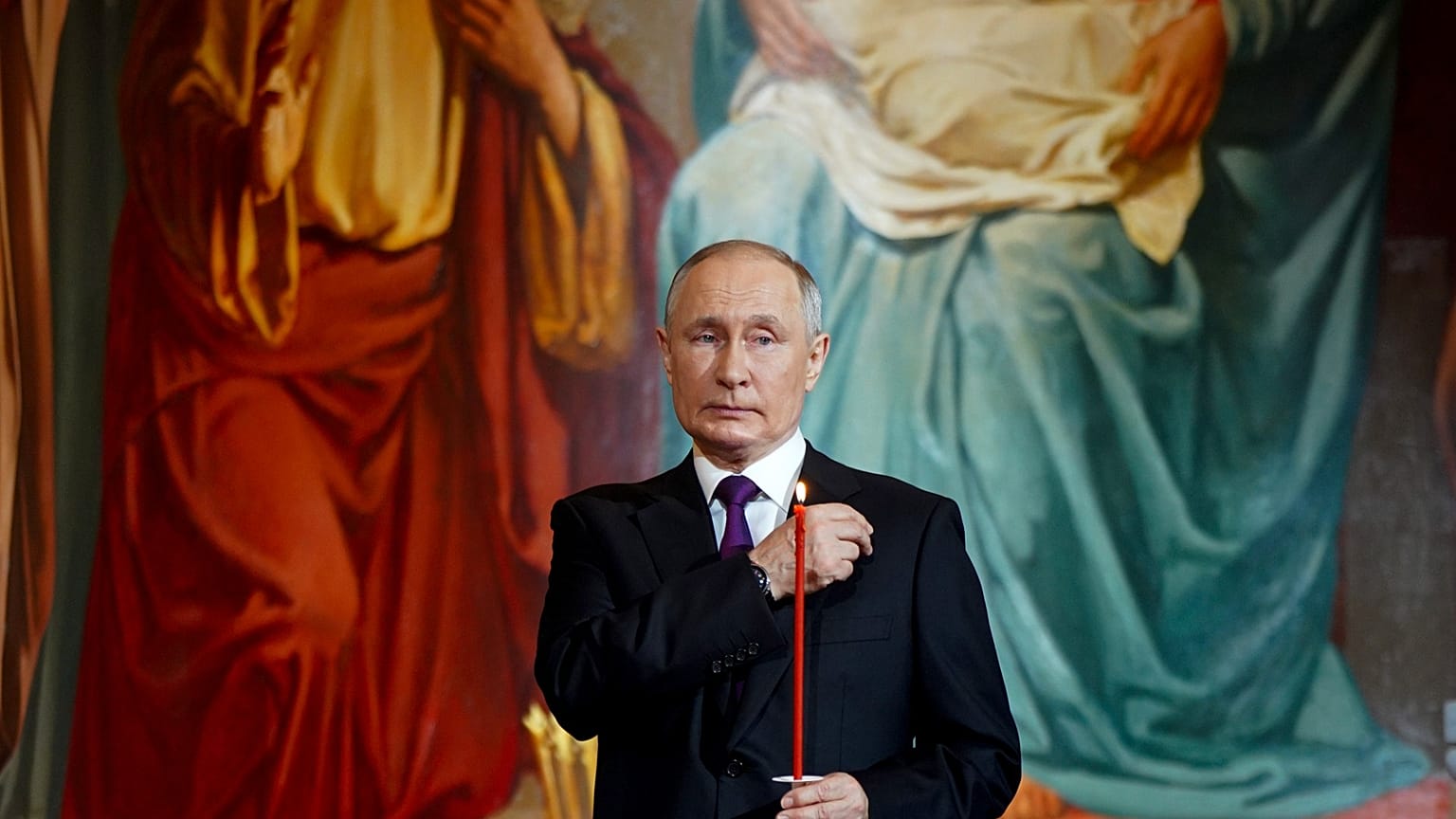 Präsident Wladimir Putin bekreuzigt sich während eines orthodoxen Ostergottesdienstes in der Christ-Erlöser-Kathedrale in Moskau, Russland, Sonntag, 16. April 2023.