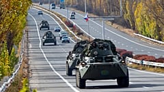 Russische Militärfahrzeuge rollen auf der Straße in der Nähe des Siebensees in Armenien in Richtung Karabach, Freitag, 13. November 2020