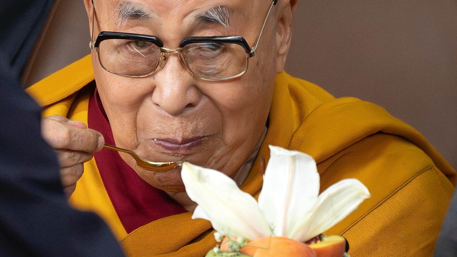 A dalai láma 90. születésnapján az ünnepi tortával a daramsalai Cuglahang szentélyben, Indiában, 2025. július 6-án