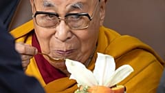 A dalai láma 90. születésnapján az ünnepi tortával a daramsalai Cuglahang szentélyben, Indiában, 2025. július 6-án