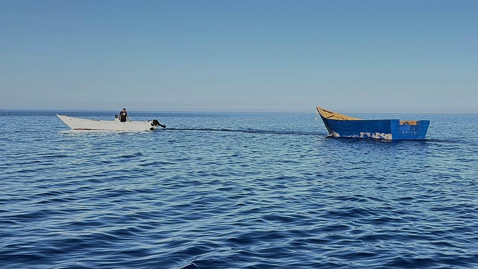 Un bateau utilisé par les migrants pour traverser la Méditerranée, remorqué de la plage de Tripiti au Karave du port de Gavdos, en Grèce, le lundi 7 juillet 2025.