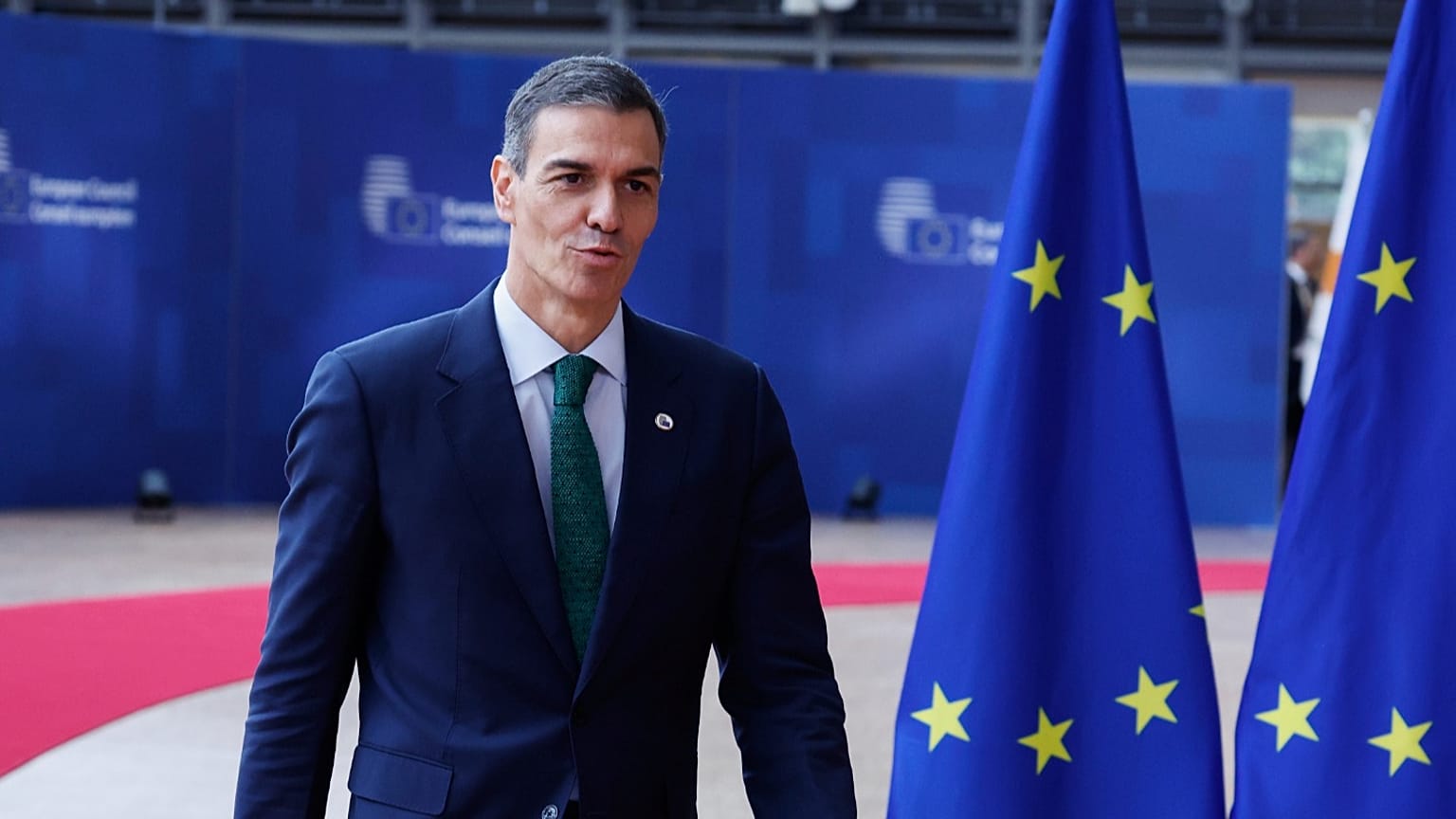 Premier Hiszpanii Pedro Sanchez przybywa na szczyt UE w budynku Rady Europejskiej w Brukseli, czwartek, 26 czerwca 2025 r.