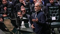 الرئيس الإيراني مسعود بزشكيان يلقي كلمة خلال حفل تأبين في البرلمان بطهران