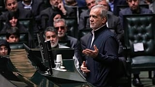 الرئيس الإيراني مسعود بزشكيان يلقي كلمة خلال حفل تأبين في البرلمان بطهران