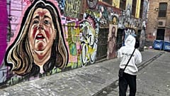 Erin Patterson'ın bir resmi, 28 Haziran 2025'te Avustralya'nın Melbourne kentinde bir duvara çizilmiş.