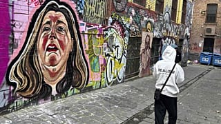 Erin Patterson'ın bir resmi, 28 Haziran 2025'te Avustralya'nın Melbourne kentinde bir duvara çizilmiş.
