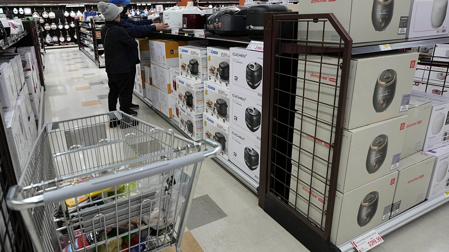 ABD'de bir mağazada insanlar, Japonya ve Güney Kore'den ithal edilen elektrikli ev eşyalarını incelerken, 3 Nisan 2025