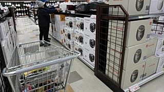 ABD'de bir mağazada insanlar, Japonya ve Güney Kore'den ithal edilen elektrikli ev eşyalarını incelerken, 3 Nisan 2025