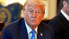 Präsident Donald Trump hört während eines Treffens mit Israels Premierminister Benjamin Netanjahu im Blue Room des Weißen Hauses zu, Montag, 7. Juli 2025, in Washington.