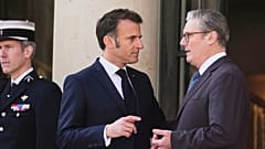 ΑΡΧΕΙΟ - Ο Γάλλος πρόεδρος Εμανουέλ Μακρόν, στο κέντρο, συνομιλεί με τον πρωθυπουργό της Βρετανίας Keir Starmer κατά τη διάρκεια των αφίξεων για τη σύνοδο κορυφής για την Ουκρανία στο Μέγαρο των Ηλυσίων στο Παρίσι.