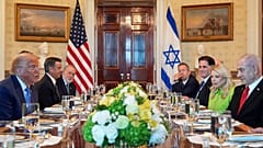 الرئيس دونالد ترامب يلتقي رئيس الوزراء الإسرائيلي بنيامين نتنياهو في الغرفة الزرقاء بالبيت الأبيض، الاثنين 7 يوليو/تموز 2025، في واشنطن.