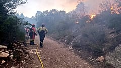 Unos bomberos sofocando el incendio de Tarragona