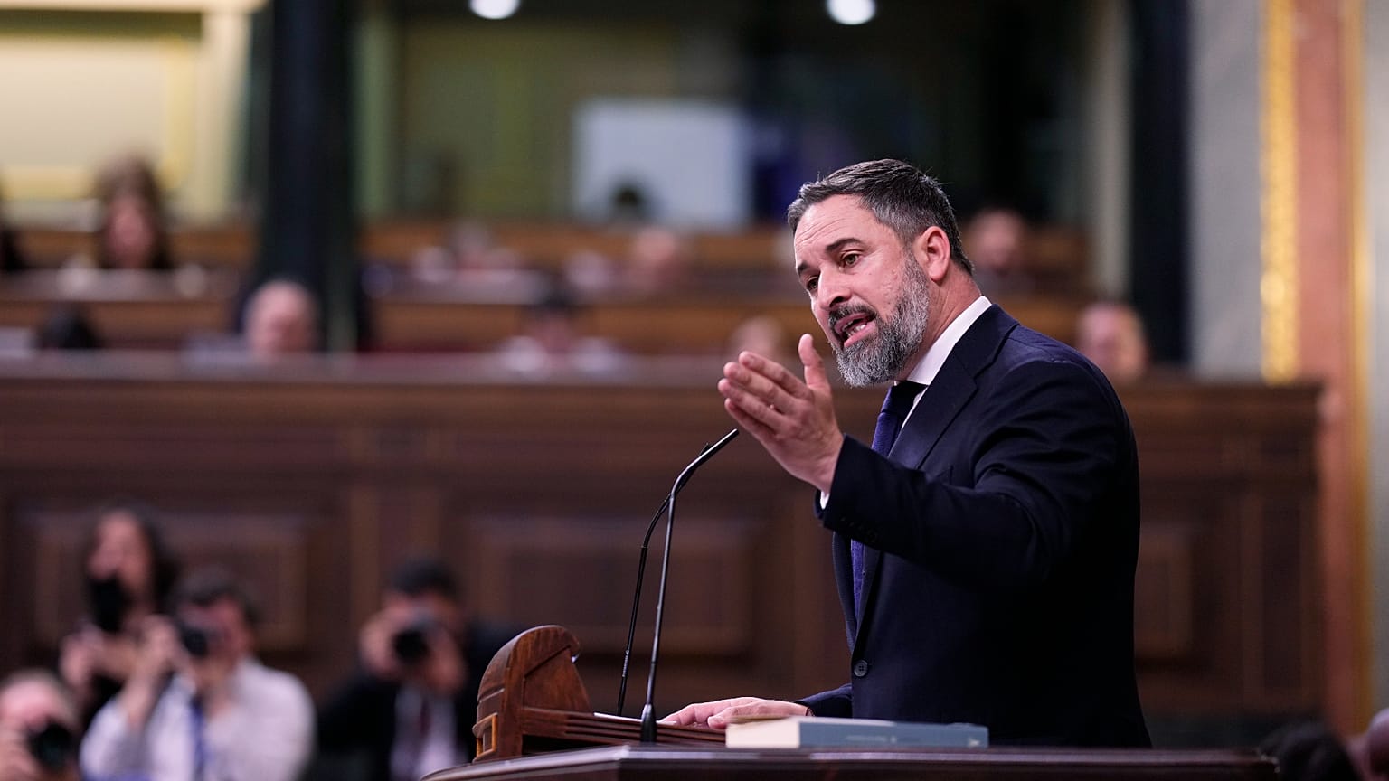 Santiago Abascal na zdjęciu podczas przemówienia w Kongresie Deputowanych.