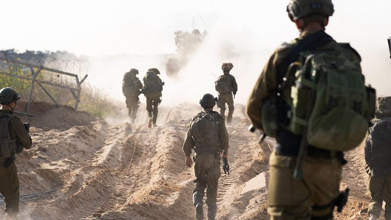 Esta imagen difundida por el ejército israelí el jueves 2 de noviembre de 2023 muestra operaciones terrestres en el interior de la Franja de Gaza.  