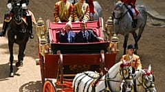 Fransa Cumhurbaşkanı Emmanuel Macron, İngiltere Kralı III. Charles ile birlikte. 