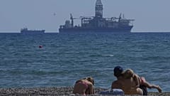 Eine Familie sitzt am Meer mit Blick auf das Bohrschiff "Tungsten Explored" in der südlichen Küstenstadt Larnaca, Zypern, 3. November 2021. 