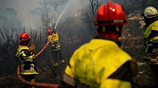Archives - Des pompiers près de Le Luc, dans le sud de la France, mardi 17 août 2021.