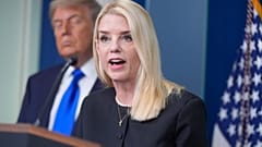 A Procuradora-Geral Pam Bondi fala aos meios de comunicação social em 27 de junho.