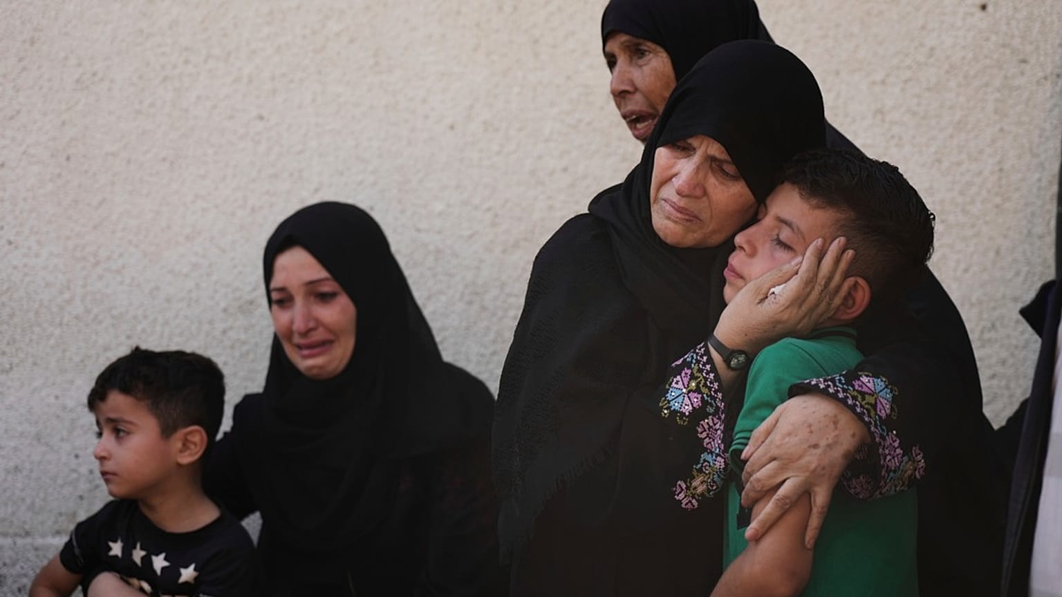 يتجمع أهالي الضحايا في مستشفى الشفاء في مدينة غزة للمشاركة في جنازة أقاربهم الذين قتلوا في غارة جوية إسرائيلية، يوم الاثنين 7 يوليو/تموز 2025. 