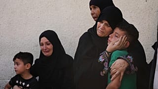 يتجمع أهالي الضحايا في مستشفى الشفاء في مدينة غزة للمشاركة في جنازة أقاربهم الذين قتلوا في غارة جوية إسرائيلية، يوم الاثنين 7 يوليو/تموز 2025.