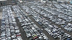 Tausende von Neuwagen deutscher Autohersteller parken unverkauft in einem Logistikzentrum in Essen, Deutschland. 29. November 2024.