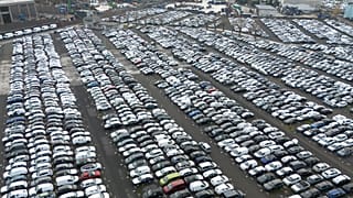 Alman otomobil üreticilerinin binlerce yeni otomobili Almanya'nın Essen kentindeki bir lojistik merkezinde satılmadan duruyor. 29 Kasım 2024.
