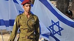 جندي إسرائيلي يقف حارسًا في احتفال يوم القدس في تل الذخيرة في القدس، الخميس 21 مايو 2009.