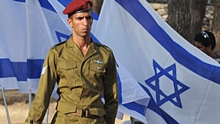 جندي إسرائيلي يقف حارسًا في احتفال يوم القدس في تل الذخيرة في القدس، الخميس 21 مايو 2009.