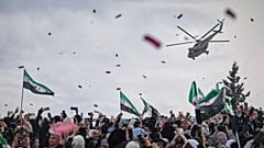 ΑΡΧΕΙΟ: Από στρατιωτικό ελικόπτερο πέφτουν κομφετί και λουλούδια για τον εορτασμό της 10ης επετείου της νίκης των δυνάμεων των ανταρτών επί του στρατού του Μπασάρ αλ Άσαντ στην Ιντλίμπ, 28 Μαρτίου 2025.