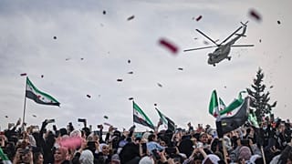 En esta foto de archivo, varios sirios celebran el 10º aniversario de la victoria de las fuerzas rebeldes sobre el Ejército de Bashar Al Assad en Idlib, 28 de marzo de 2025.