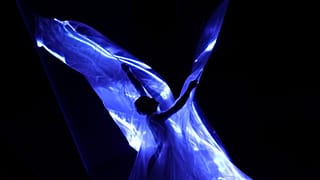 Iris Van Herpen revela vestido de alta-costura "vivo" feito de algas bioluminescentes
