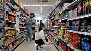 Покупатели покупают продукты в супермаркете в Лондоне, 17 августа 2022 года