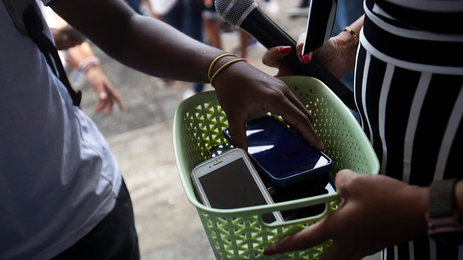 Alunos do 1.º e 2.º ciclo não vão poder usar smartphones nas escolas