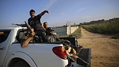 2023. október 7-e: palesztin terroristák egy furgonon körbehordozzák a megkínzott, ájult 23 éves Shani Loukot