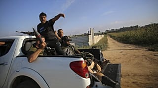 2023. október 7-e: palesztin terroristák egy furgonon körbehordozzák a megkínzott, ájult 23 éves Shani Loukot