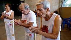 SCREENSHOT - Parkinson-Patienten berichten von besserem Gleichgewicht durch brasilianischen Capoeira-Tanz