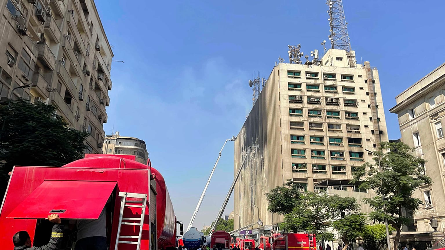 رجال الإطفاء يواصلون إخماد النيران لليوم الثاني في مبنى شركة الاتصالات، 8 تموز/ يوليو 2025.