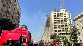 رجال الإطفاء يواصلون إخماد النيران لليوم الثاني في مبنى شركة الاتصالات، 8 تموز/ يوليو 2025.